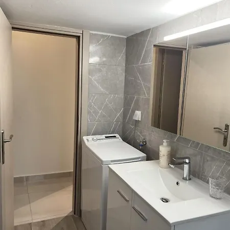 Adelais Cozy, Renovated Near Metro Appartamento