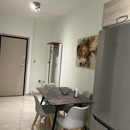Adelais Cozy, Renovated Near Metro Pireo