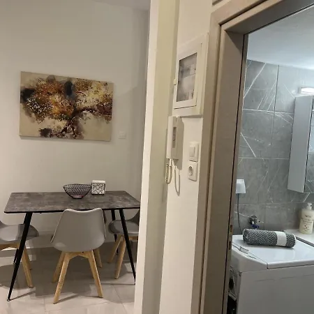 Adelais Cozy, Renovated Near Metro Appartamento *